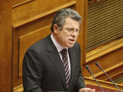 Mε το βιβλιάριο υγείας στο χέρι ο πρώην υφυπουργός